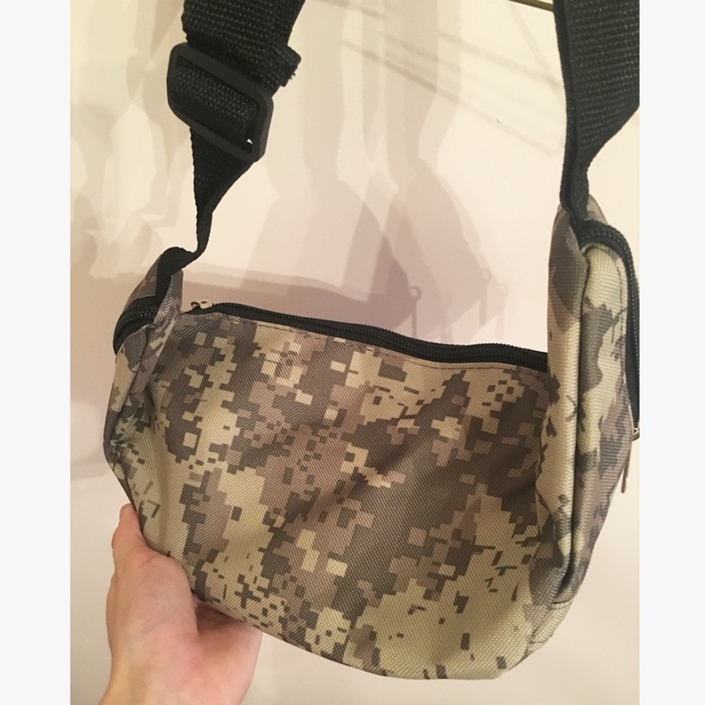 SOLD Camo Fannypack - Picture 2 of 2